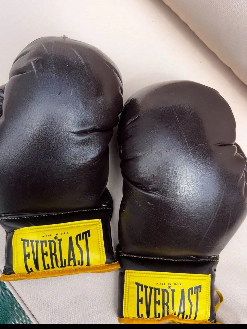 Vintage Everlast #2924 Boxing Gloves Dark Maroon Lace Up one Pair